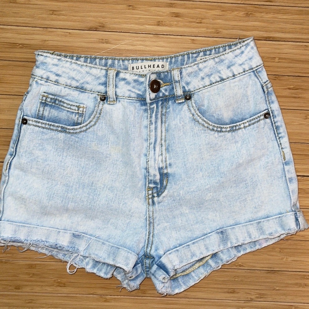 Light wash cuffed Mom shorts